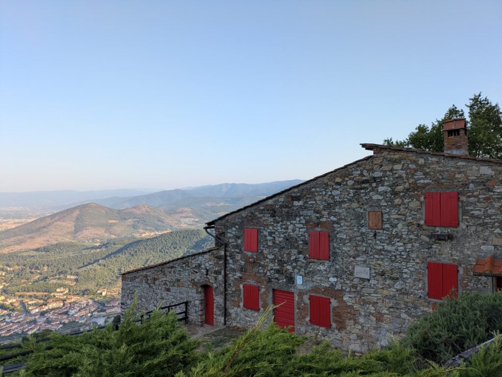 Casa Bastone Monteferrato e un angolo di Prato in una mattina d'estate