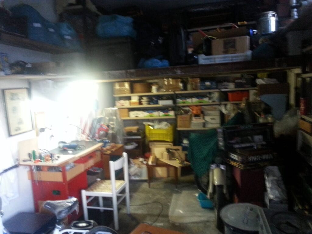 il garage nel 2015 col primo banchino da lavoro ricordo ancora che si muoveva parecchio