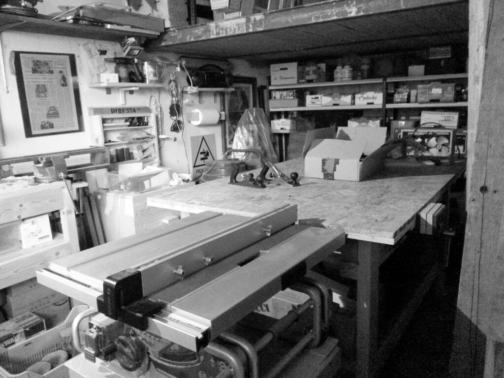 il laboratorio con il banco sega e il terzo banco da lavoro grande con la morsa per legno nel 2017