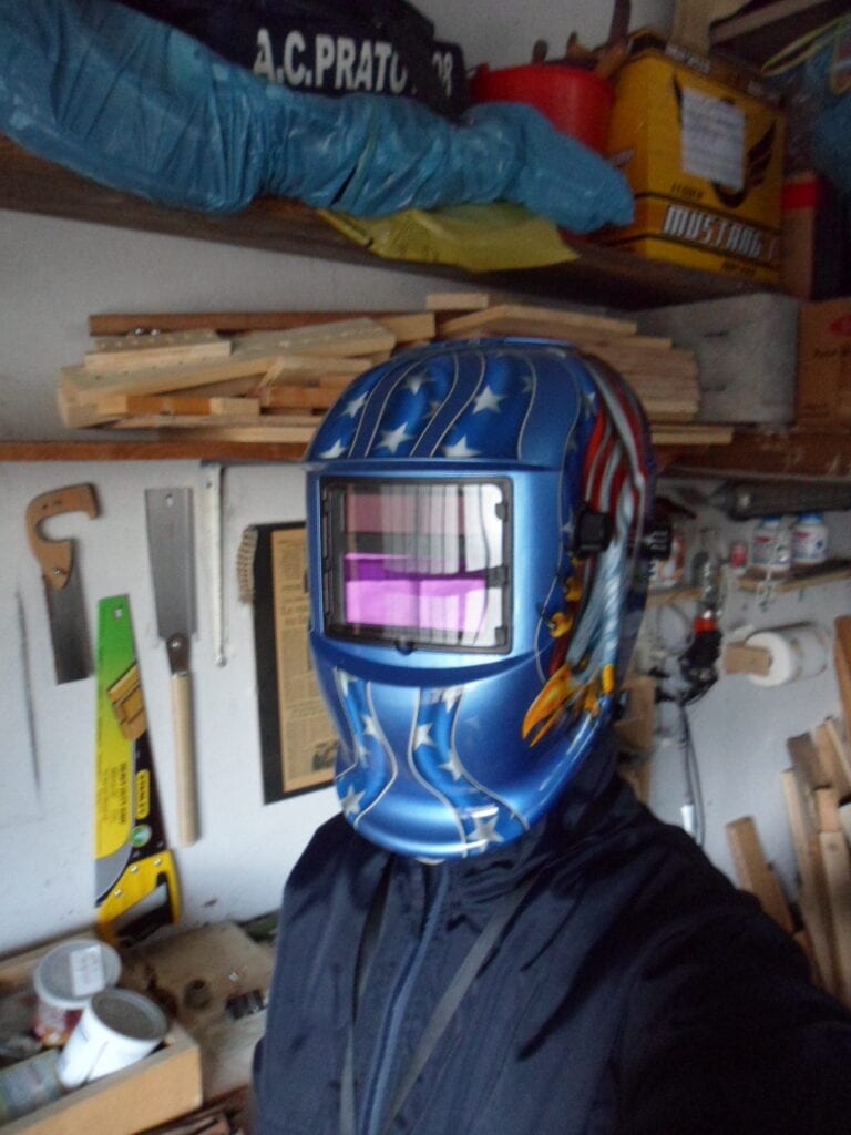 Nel 2016 io con la maschera per saldare ad oscuramento automatico