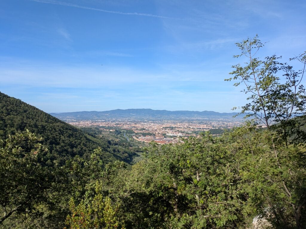 Vista su Prato da San Leonardo in collina
