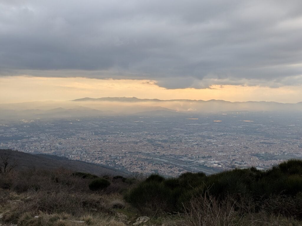 Vista su Prato e il Montalbano in un pomeriggio autunnale